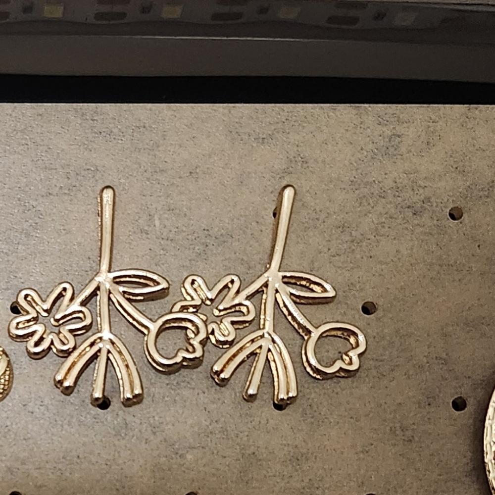 Elegant Gold Floral Earrings‎
